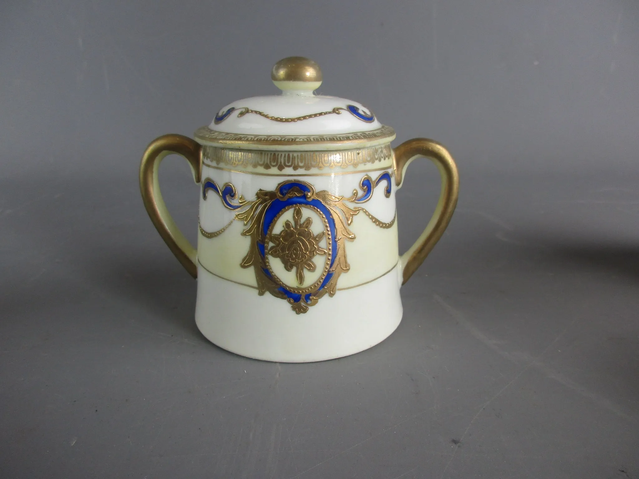 A Japanese Kinjo Bone China Cups, Saucers, Milk Jug & Sugar Bowl Set Vintage C early 20th Century