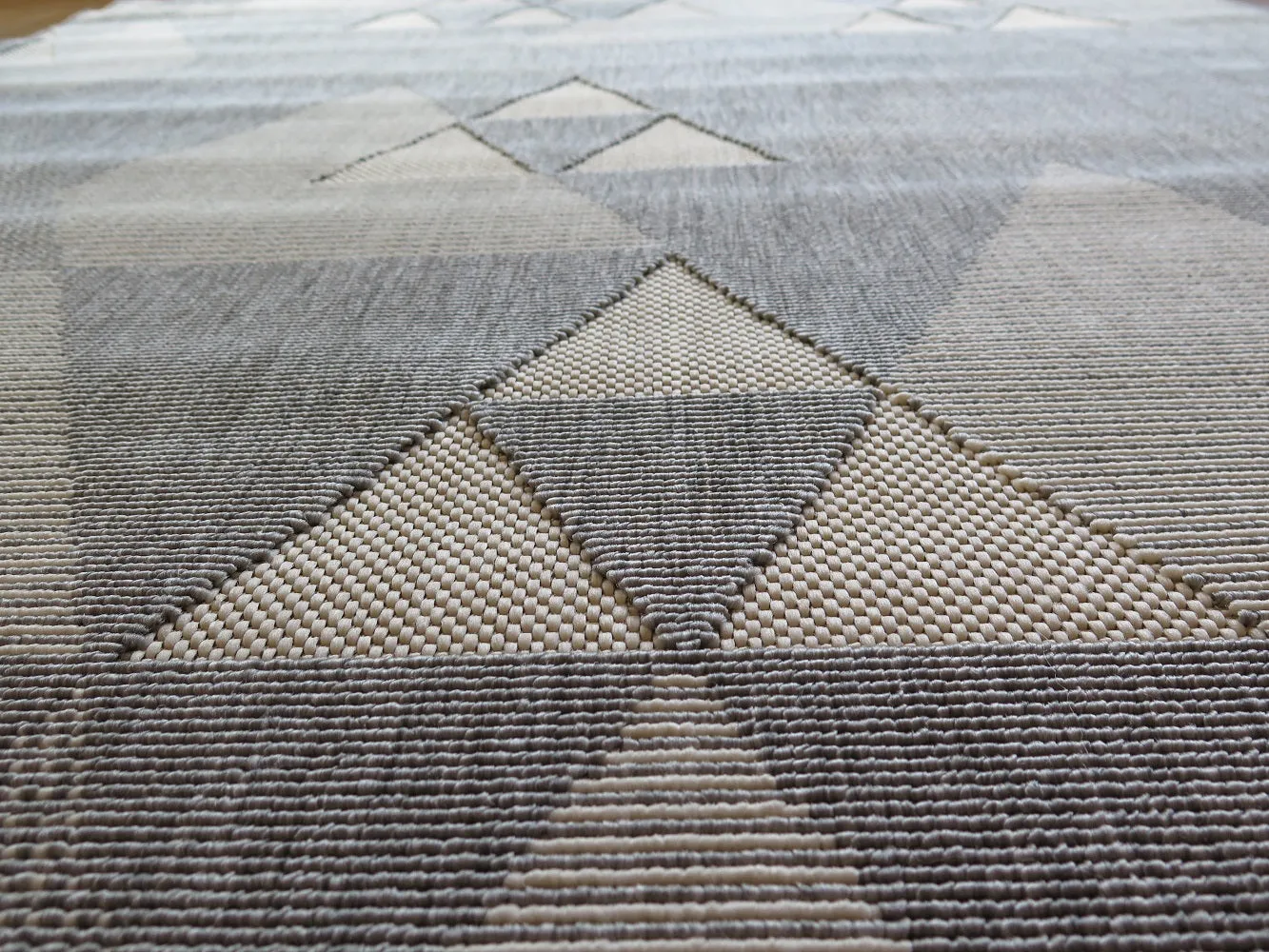 Geometric Triangle Pattern Area Rug (Grey/Cream, 120x170cm)