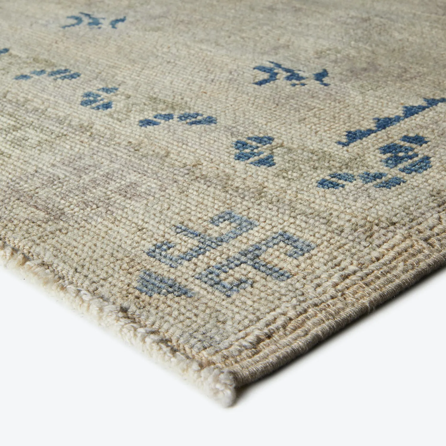 Ivory Vintage Traditional Wool Rug - 5'3" x 10'8"